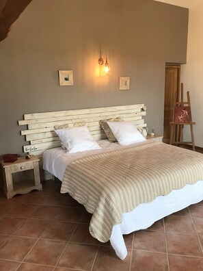 Suite (Sainte Victoire) | In-room safe, individually decorated, individually furnished - Bastide Campagne Canal (Cucuron)