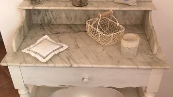 Double Room (Lavande) | In-room safe, individually decorated, individually furnished