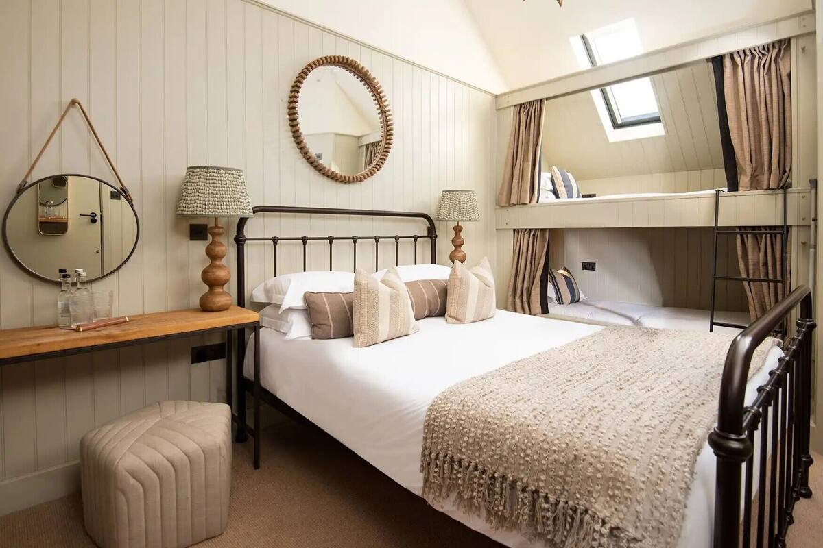 Family Room, Multiple Beds (non-pet-friendly) | 1 bedroom, Egyptian cotton sheets, premium bedding