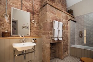 Deluxe Double Room, 1 King Bed, Ensuite (non-pet-friendly) | Bathroom | Designer toiletries, hair dryer, bathrobes, slippers