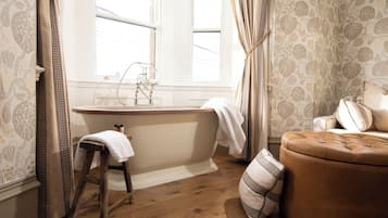 Suite studio Deluxe (non-pet-friendly) | Draps en coton égyptien, literie de qualité, décor unique