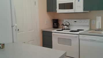 Refrigerador con freezer, microondas, horno, placa de cocina