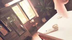 Comfort Room | Cribs (surcharge), WiFi (free), bed sheets - Banlung balcony chill out bar (Ban Lung)