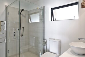 Shower, hair dryer, towels, soap - Stunning coastal views in a movie like setting (Karitane)