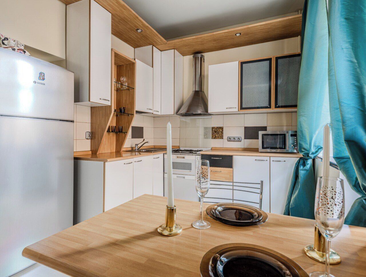 Superior-Apartment (Internatsionalnaya, 17) | Eigene Küche | Großer Kühlschrank, Mikrowelle, Herdplatte, Wasserkocher