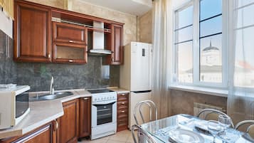 Refrigerador con freezer, microondas, placa de cocina