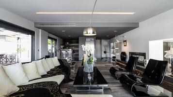 Villa, 5 habitaciones, alberca privada | Área de sala de estar | Televisión de pantalla plana