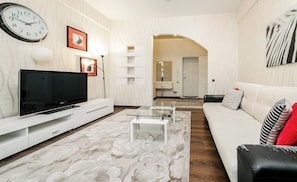 Apartments D on Nezavisimosti 44 | Sala de estar | Televisión de pantalla plana de 41 pulgadas con canales digitales 
