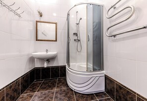 Deluxe Apartments on Nezavisimosti, 35 | Bathroom | Bathtub, deep soaking tub, rainfall showerhead, free toiletries - StudioMinsk Apartments in Centre (Minsk)