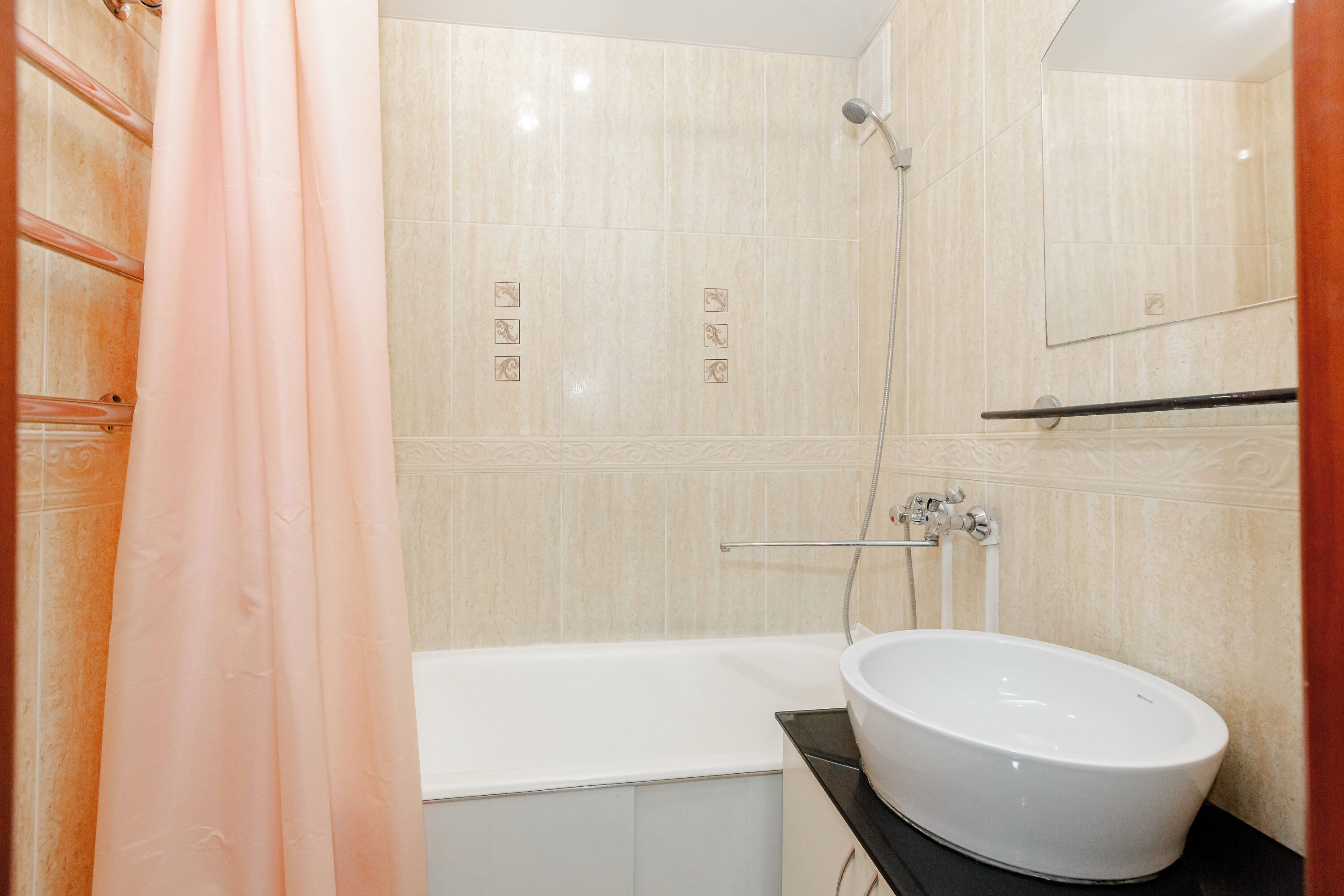 Une salle de bain moderne avec une baignoire, un lavabo blanc et une douche.