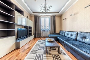 Superior apartments C on Nezavisimosti 44 | Wohnzimmer | 41-Zoll-Flachbildfernseher mit Digitalempfang, LCD-Fernseher