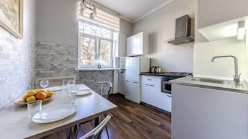 Deluxe Apartments on Nezavisimosti, 35 | Privat køkken | Køleskab/fryser i fuld størrelse, mikrobølgeovn, ovn, kogeplade