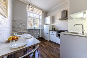 Deluxe Apartments on Nezavisimosti, 35 | 私人廚房 | 大型雪櫃/冰箱、微波爐、焗爐、爐具