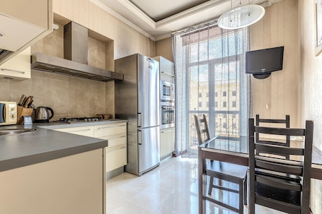 Superior apartments C on Nezavisimosti 44 | 私人厨房 | 大冰箱、微波炉、烤箱、炉灶