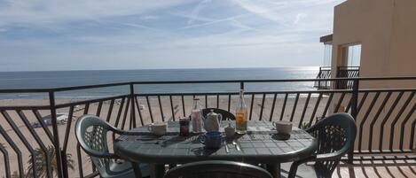 تناول الطعام بالخارج