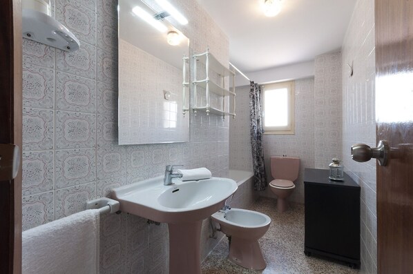 A bathroom with a sink, toilet, bidet, and a mirror. - ONDINA - Apartment with sea views in Grau i Platja. (Gandia)