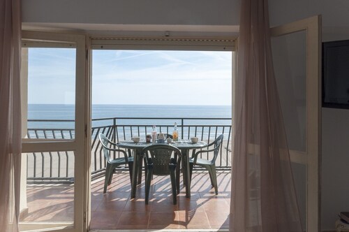 ONDINA - Apartment with sea views in Grau i Platja.