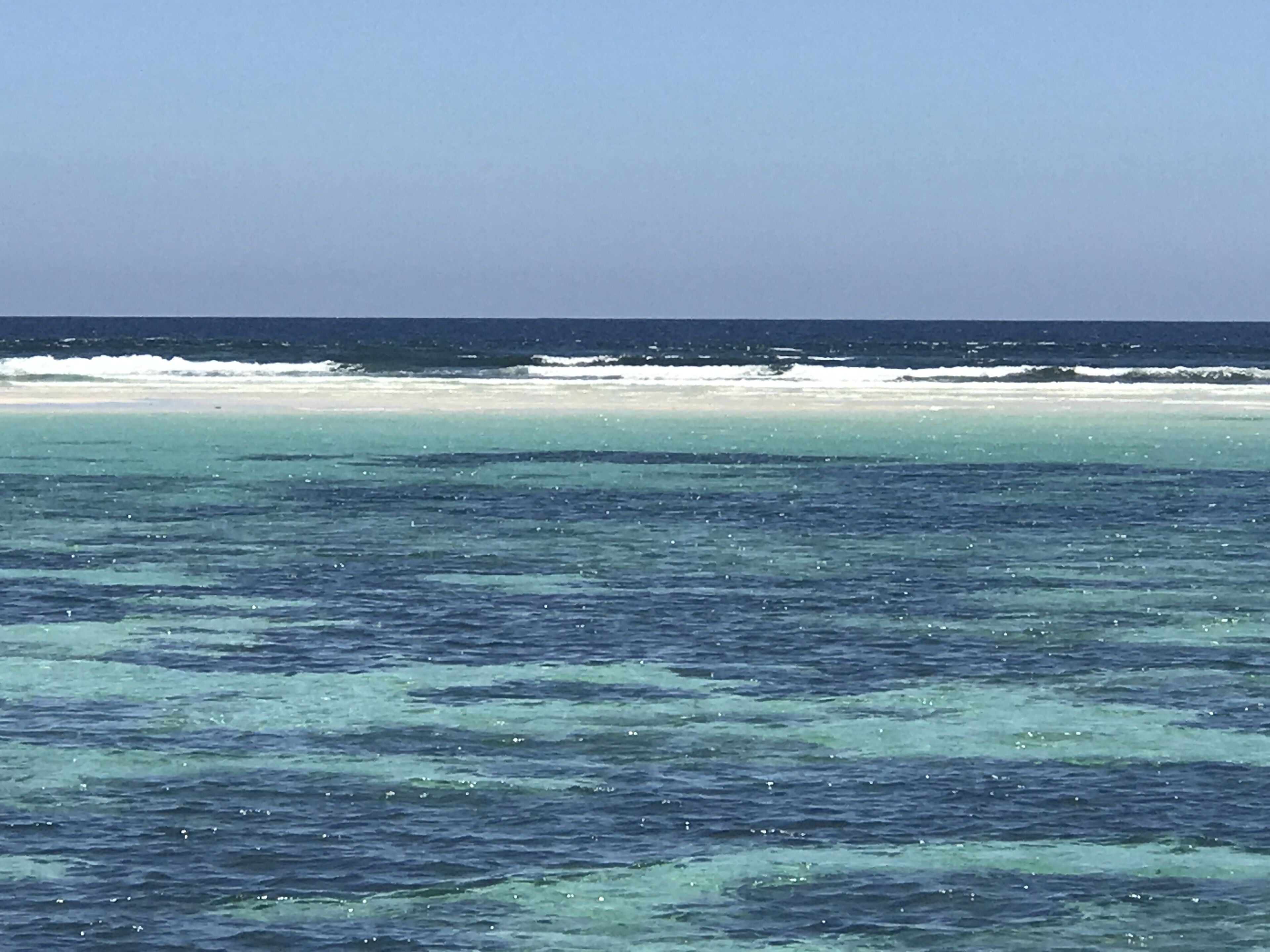 Yksityinen ranta lähistöllä, valkoista hiekkaa, 3 rantabaaria