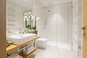 Shower, free toiletries, hair dryer, bathrobes - Boutique Hotel Museum (Belgrade)