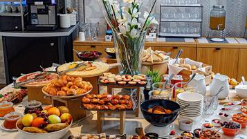 Desayuno buffet (EUR 13 por persona)