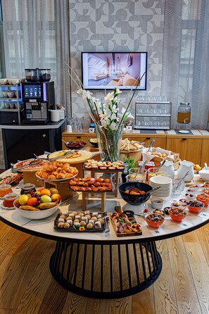 Frokostbuffé hver dag (mot et tillegg)