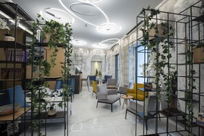 Coin salon dans le hall