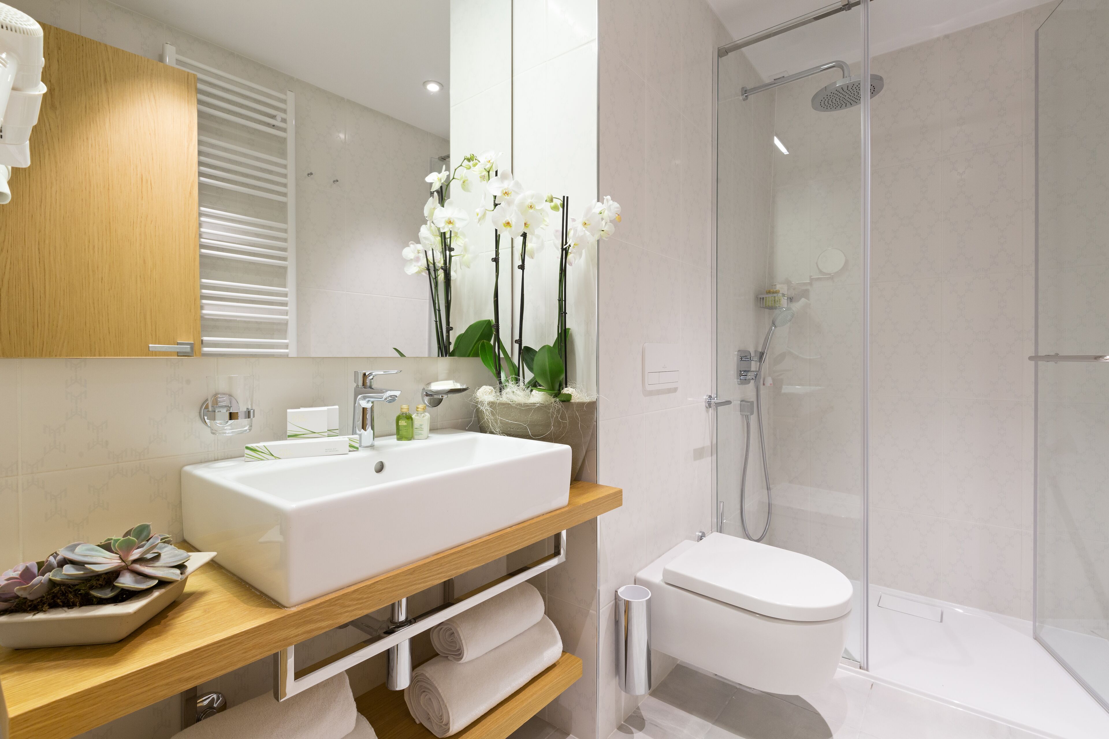 superior suite | bathroom | shower, free toiletries, hair dryer, bathrobes