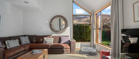 Una televisión, una mesa de tenis de mesa, libros