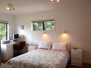 3 chambres, fer et planche Ă repasser, draps fournis