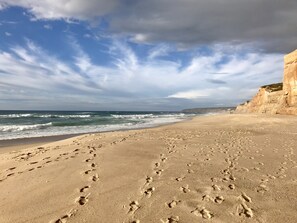 En la playa, camastros y toallas de playa 