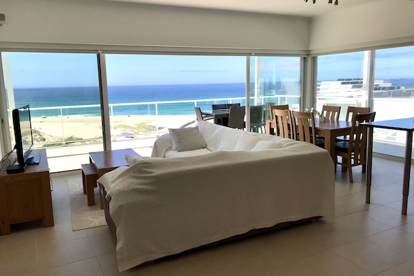 TV, DVD player, livros