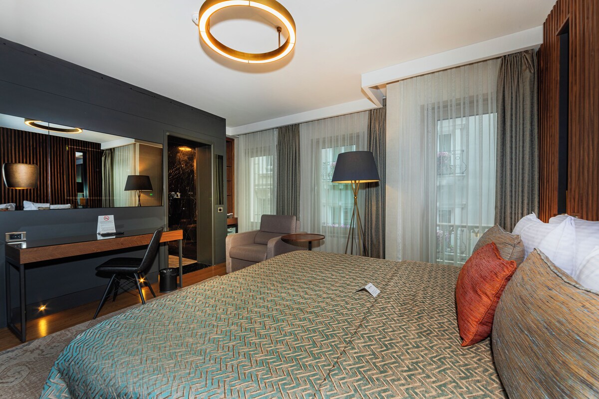 Seprai premium, minibar, brankas, dan meja kerja