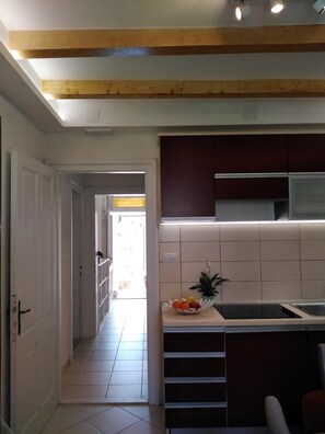 Kühlschrank, Mikrowelle, Wasserkocher mit Kaffee-/Teezubehör