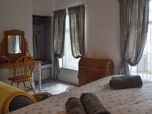 3 bedrooms, free WiFi, bed sheets - 3 bedroom accommodation in Garnant, near Ammanford (Garnant, near Ammanford)