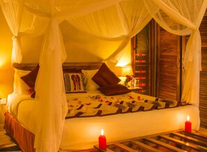 Hypo-allergenic bedding, in-room safe, individually furnished, desk