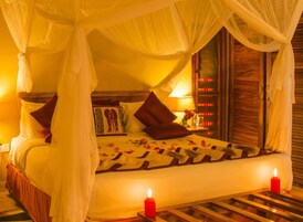 Ropa de cama hipoalergénica y caja de seguridad en la habitación 