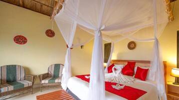 Seprai antialergi, brankas, dan dilengkapi dengan perabotan berbeda-beda