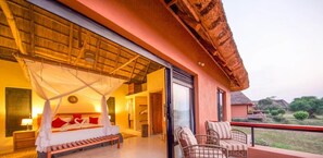 Hypo-allergenic bedding, in-room safe, individually furnished, desk - Ihamba Lakeside Safari Lodge (Kasese)