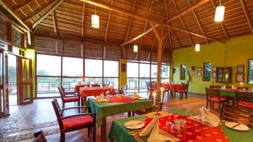 Menyajikan hidangan lokal dan internasional