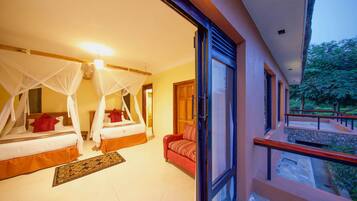 Deluxe Twin Room | Hypo-allergenic bedding, in-room safe, individually furnished, desk