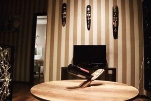 Apartamento, 2 quartos | Área de estar | TV de tela plana