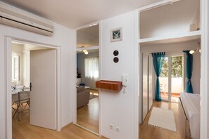 1 habitación, tabla de planchar con plancha, wifi gratis y ropa de cama