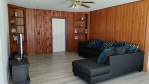 Smart TV, DVD player, books - Beautiful spacious house with ocean view. (point comfort)