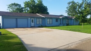 Exterior - Beautiful spacious house with ocean view. (point comfort)