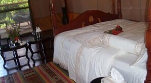 Standardzimmer | Schreibtisch, Bettwäsche