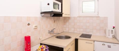 Kylskåp, mikrovågsugn, spishäll och kaffe- och tebryggare