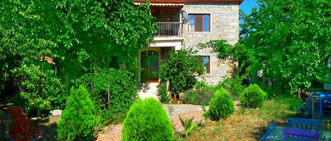 Vista frontal de la propiedad