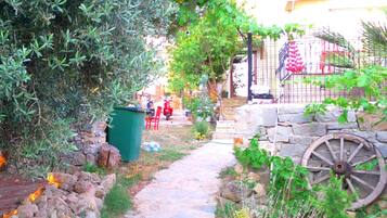 Standard Room, 1 Bedroom, Garden View, Annex Building | Garden view