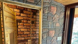 A room with a brick wall and a wooden door. - Yesildag Pansiyon Gokceada (Gökçeada)