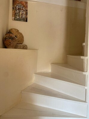 Departamento superior, varias camas, vista al patio | 1 habitación, escritorio y espacio para trabajar con laptop